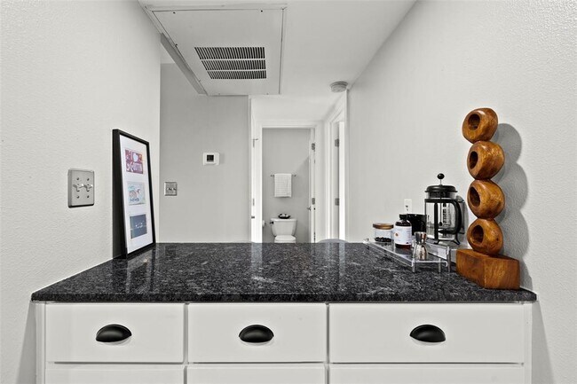 Building Photo - 2200 Dickson Dr