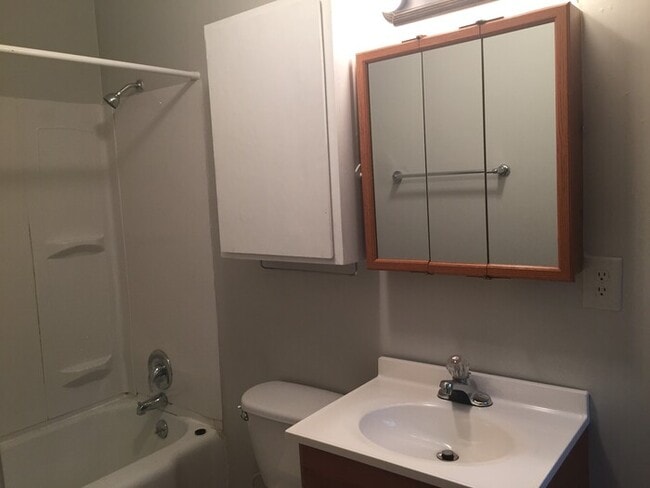 Building Photo - Private Entrance & Wood Floors!