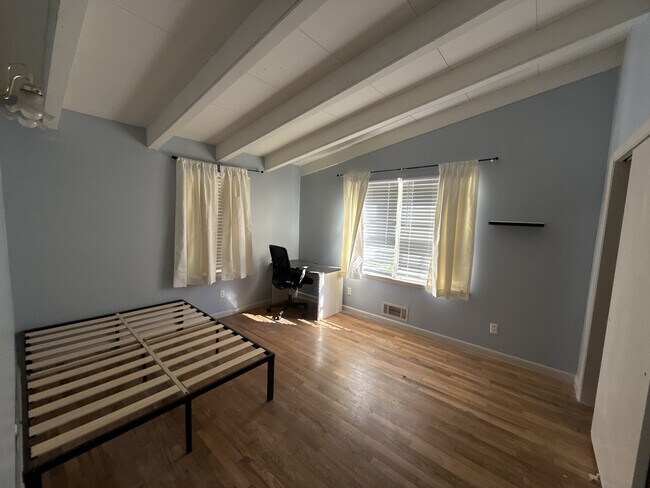 Building Photo - 1009 Hampton St NW