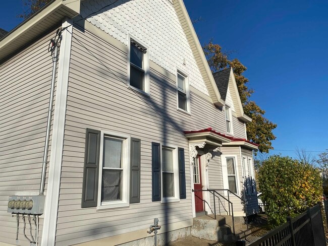 Building Photo - 27 Ferry St