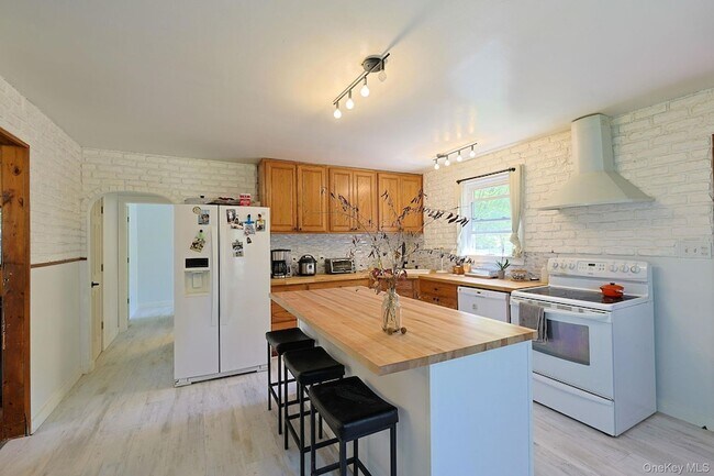 Building Photo - 1604 NY-9G