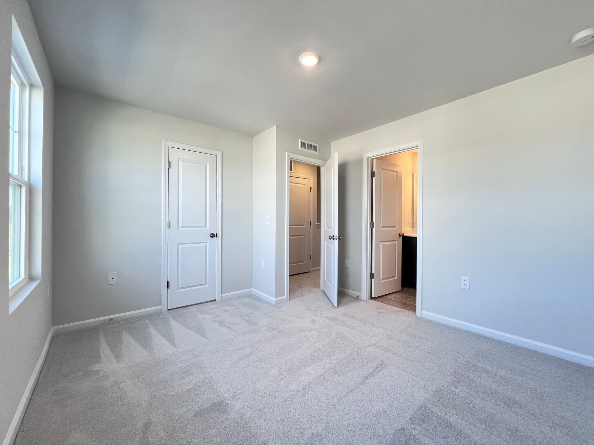 Building Photo - 1988 Rosedale Ridge Ave