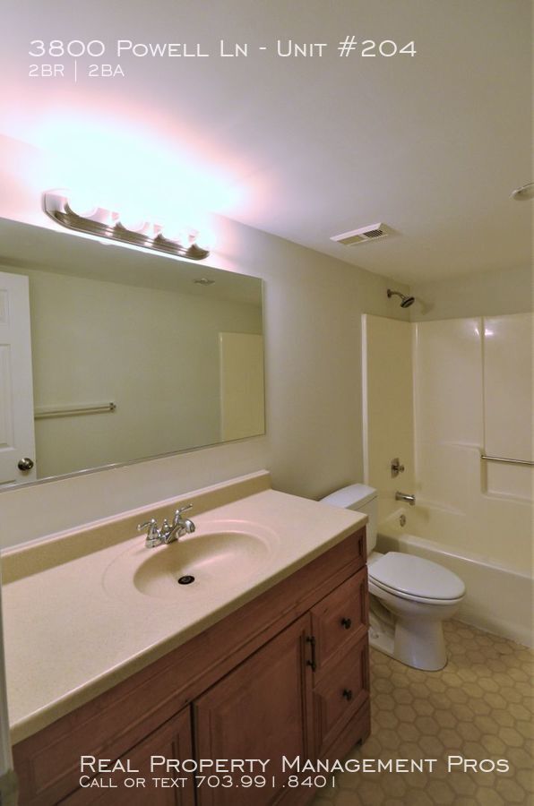 Building Photo - Spacious Condo in Peaceful Lakeside Plaza!