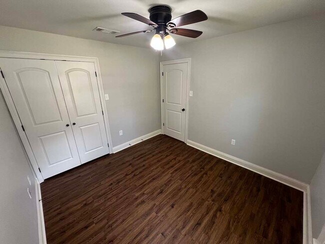 Building Photo - Charming Baton Rouge Home with Flex Room, Fireplace & Spacious Front Porch