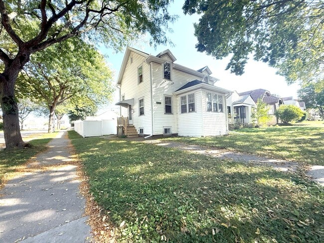 Building Photo - 3-bedroom single family in West Allis - Available now!
