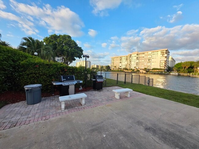 Building Photo - 3100 NE 48th Ct