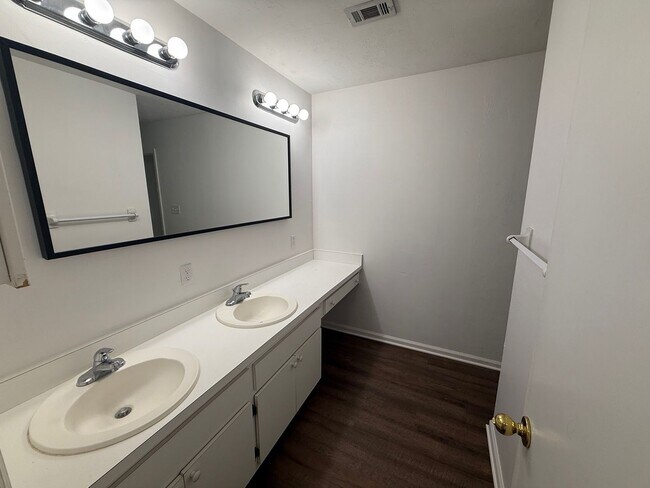 Building Photo - 886 Meginnis Ln