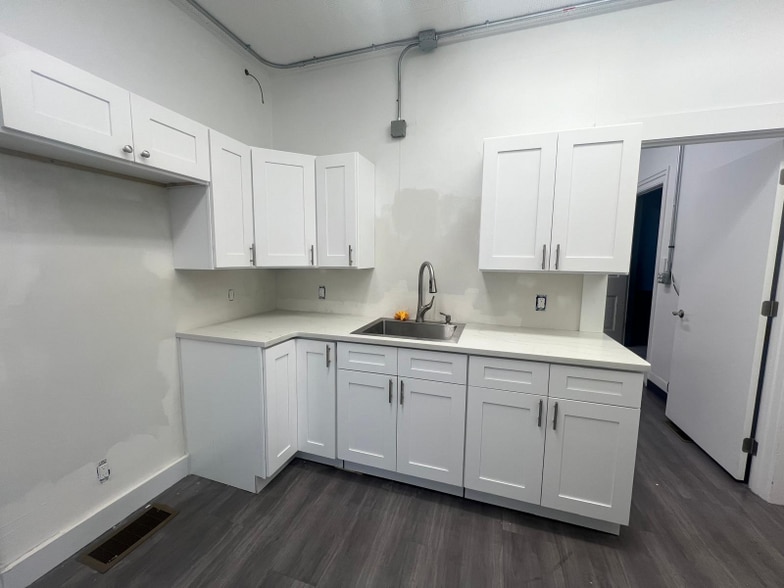 Building Photo - 212 East Ave