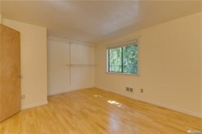 Building Photo - 1Bd/1Ba Kirkland Condo