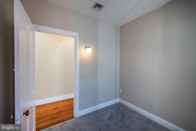 Building Photo - 206 S 43rd St