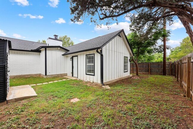 Building Photo - 1500 Chippeway Ln