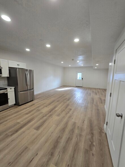 Building Photo - 844 W Fallow Dr