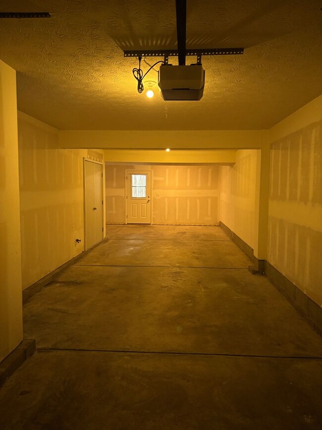 Building Photo - 2bdr, 1.5 bath Condo for rent in Beavercre...