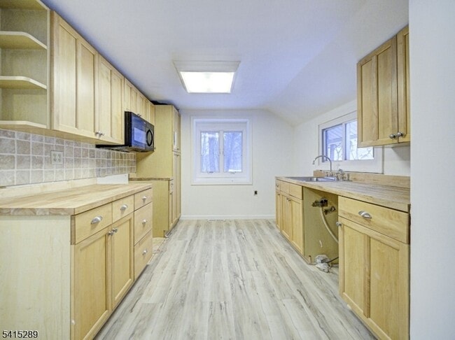 Building Photo - 240 Acabonack Rd