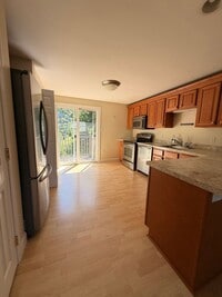 Building Photo - Great location in Kittery