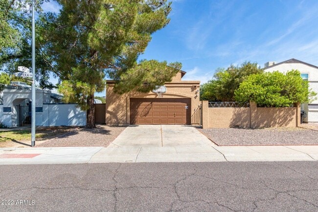 Building Photo - 1502 E Topeka Dr