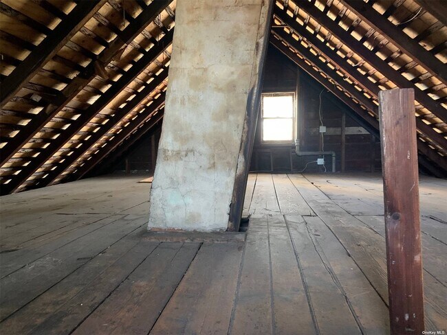 Building Photo - 571 Mineola Ave