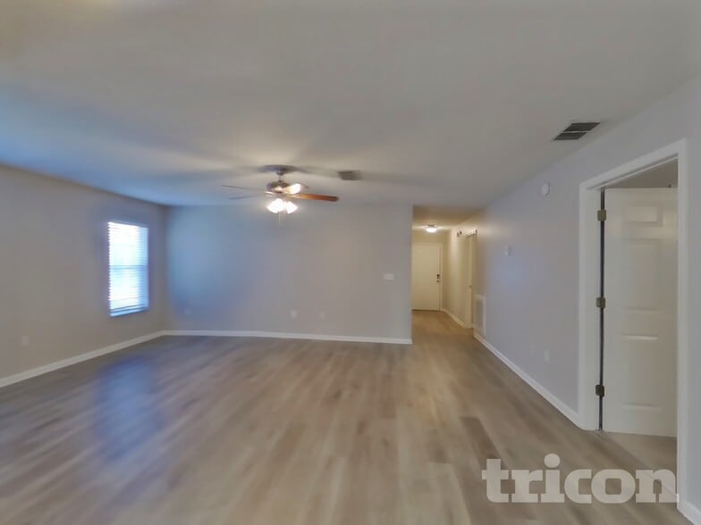 Building Photo - 2122 Center Way