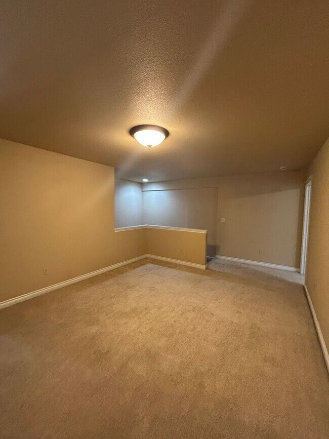 Building Photo - Columbia Falls 3 Bedroom Townhome!