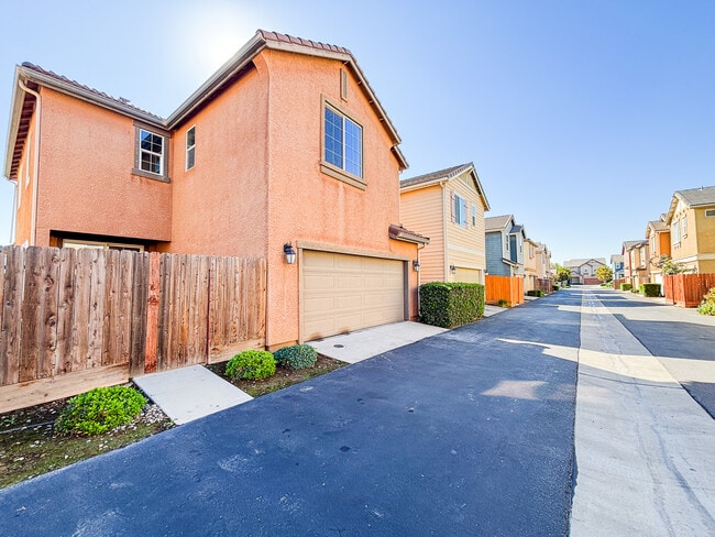 Building Photo - 5537 N Gates Ave