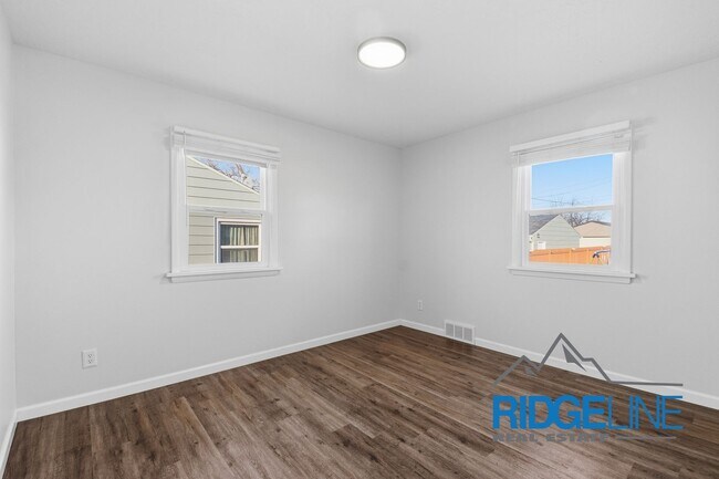 Building Photo - Immaculately Cared for Remodeled East End home