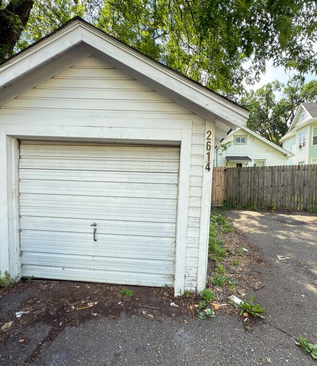 Building Photo - 2614 Dupont Ave N