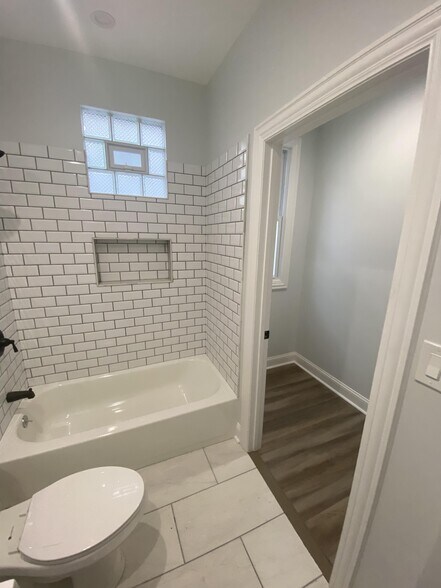 Building Photo - 3840 W Diversey Ave