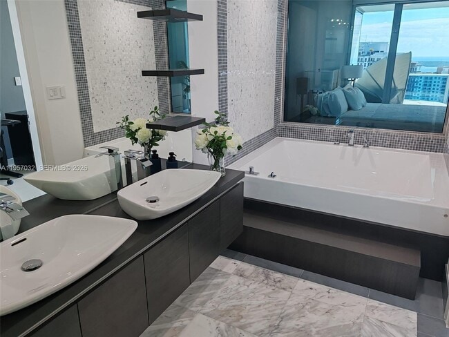 Building Photo - 200 Biscayne Blvd Way