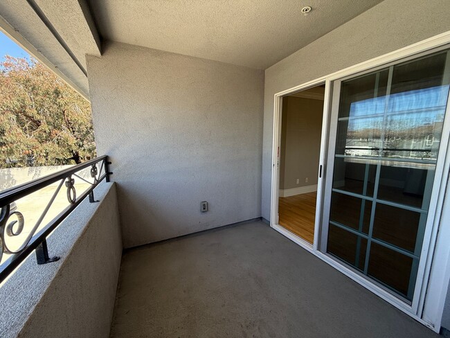 Building Photo - UPSTAIRS UNIT! Washer&Dryer! Assigned Park...