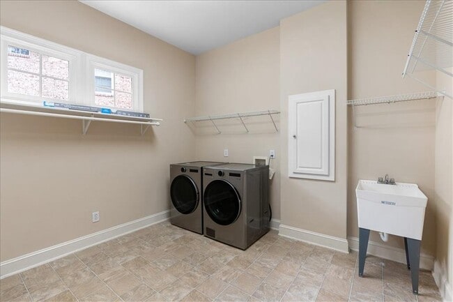 Building Photo - 350 Wembley Cir