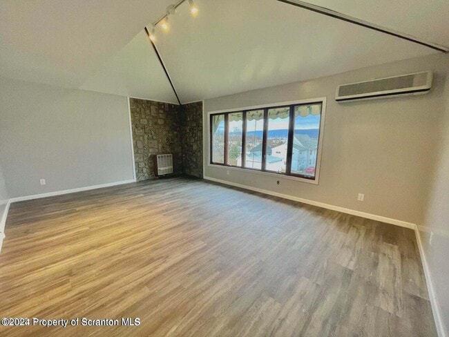 Building Photo - 304 E Elm St