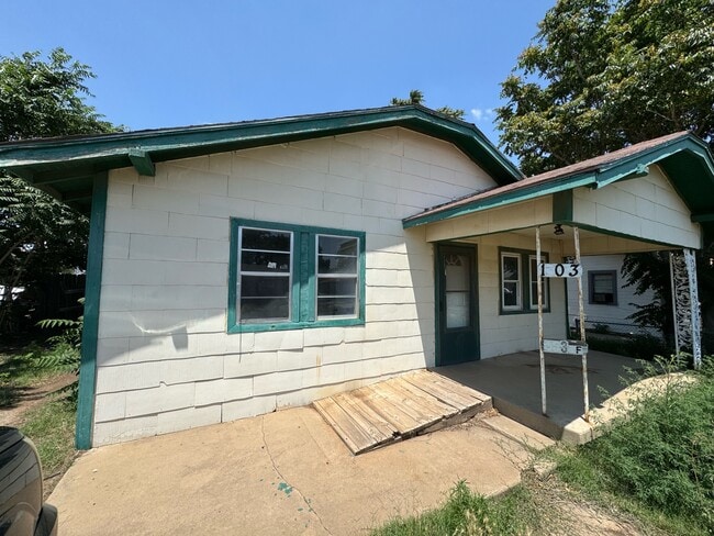 Primary Photo - 103 N Florida St