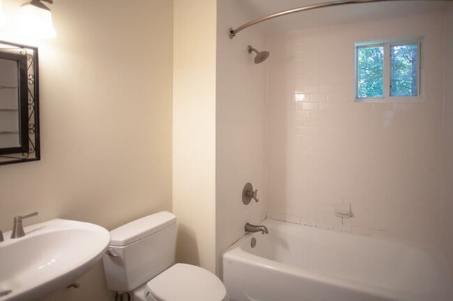 Building Photo - Sleek & Sun-Drenched 2BR Townhouse in Heart of Carrboro