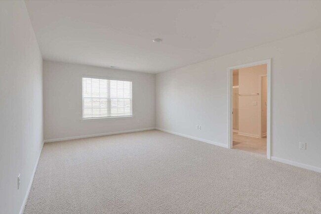 Building Photo - "Spacious 5-Bedroom Haven in Fuquay-Varina!"