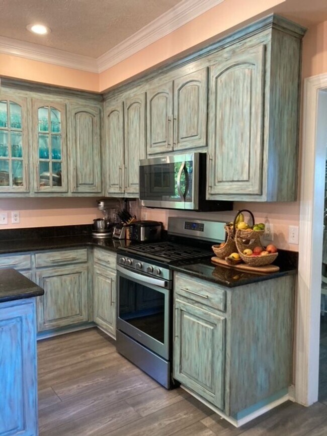 Building Photo - 117 Runaway Ln