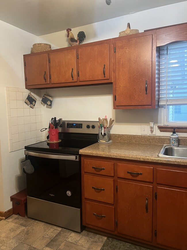 Kitchen - 1542 Garst St