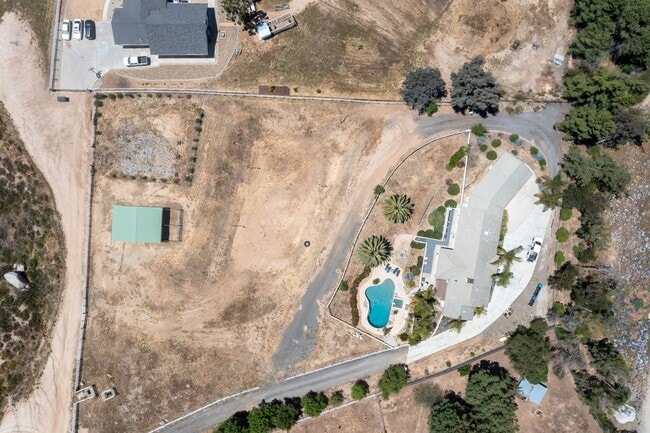 Building Photo - RANCH STYLE POOL HOME ON 2+ ACRES IN THE H...