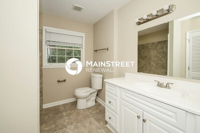 Building Photo - 5 Bedroom Pet-Friendly Home in Center Poin...