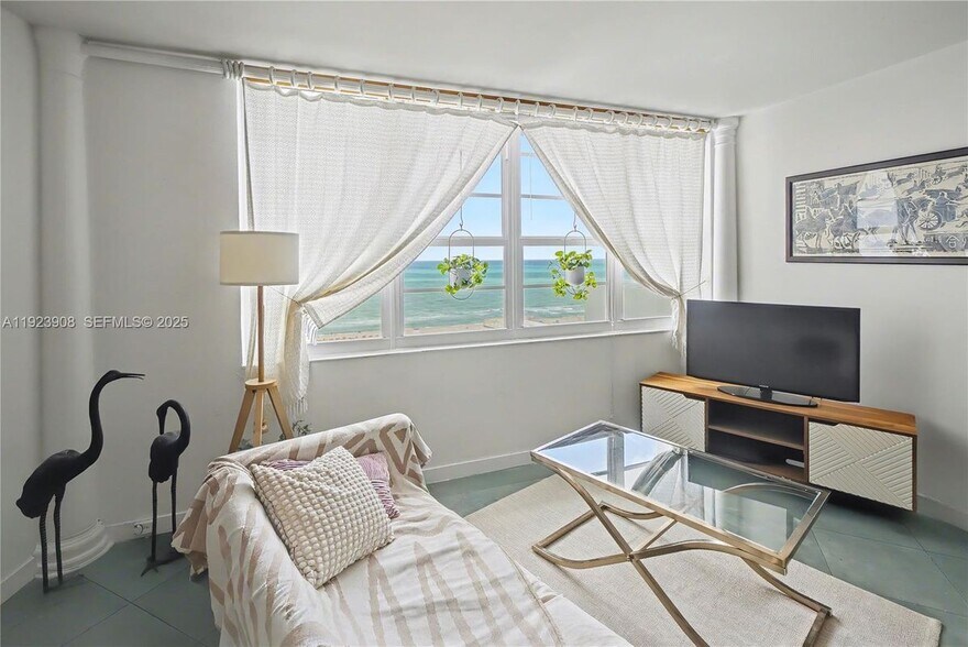 Primary Photo - 100 Lincoln Rd