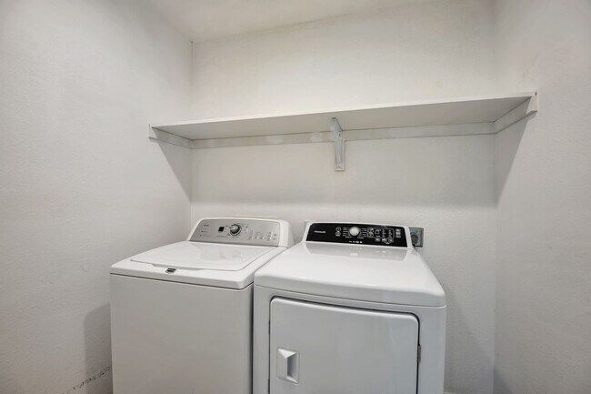 Building Photo - 5 Bedroom, 3 Bath, Pool, Remodeled