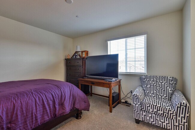 Building Photo - Beautiful 2-Bedroom, 2.5-Bath Townhome in ...