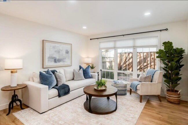 Building Photo - 725 Old Creek Rd