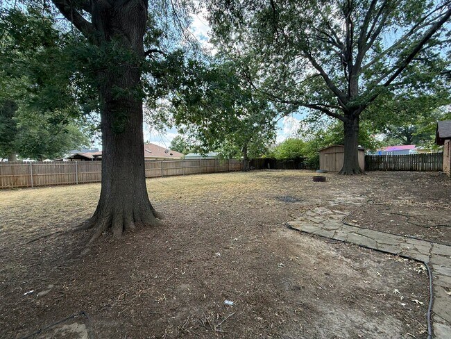 Building Photo - 2200 Hickory Dr SW