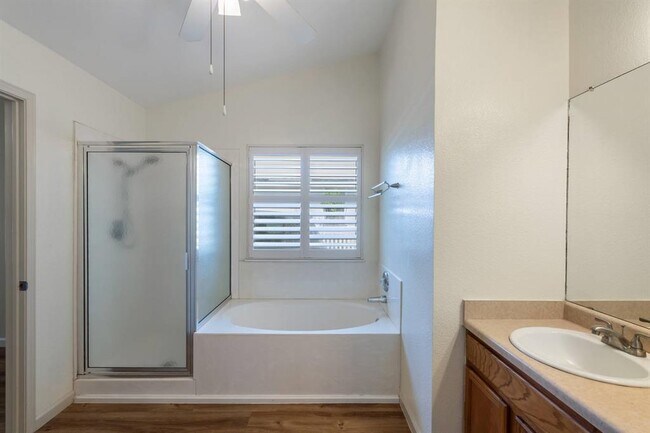 Building Photo - 5911 Steiner