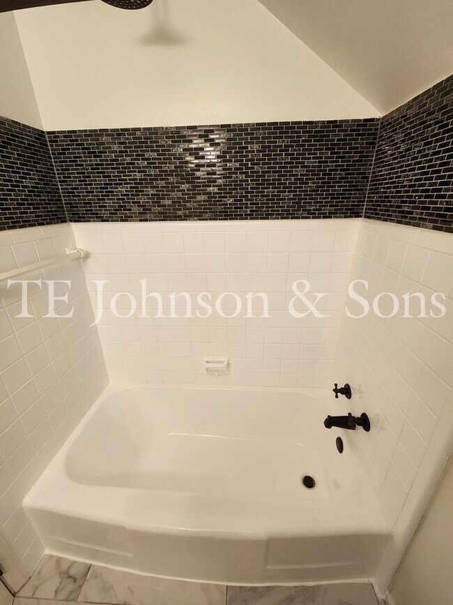 Building Photo - Guilford Hills 3 Bedroom