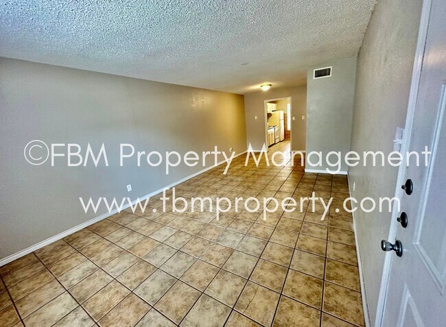 Building Photo - 2608 W Sycamore Ave