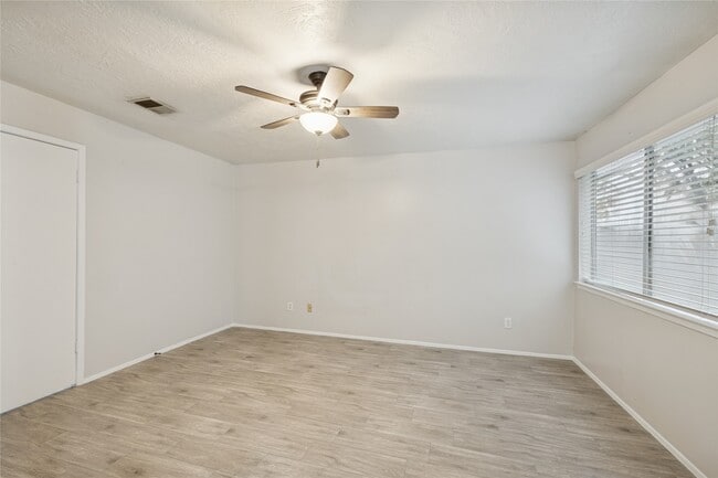 Building Photo - 8610 Lake Crystal Dr