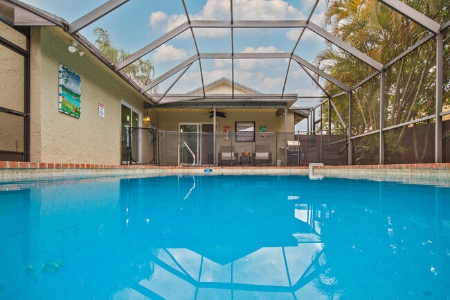 Building Photo - 7460 San Clemente Pl
