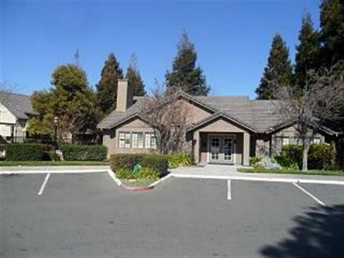 Building Photo - 1101 Lakeview Cir