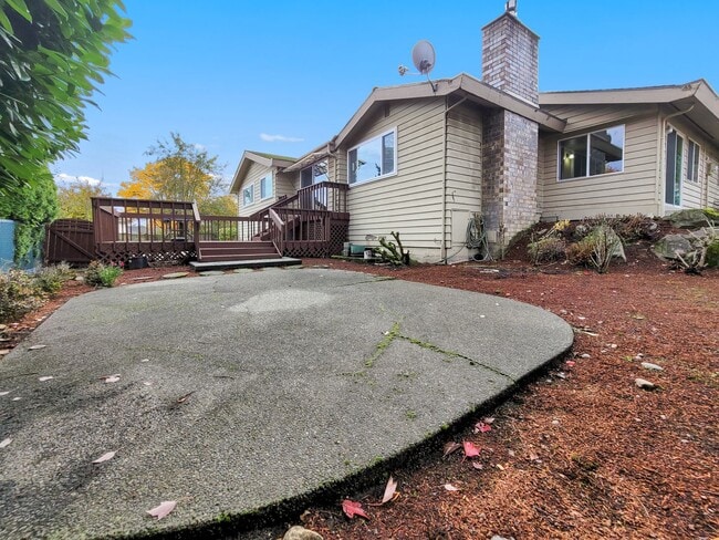 Building Photo - Charming Rambler with Abundant Natural Lig...